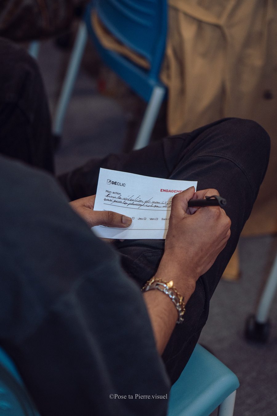 Une carte d'engagement remplie à la main